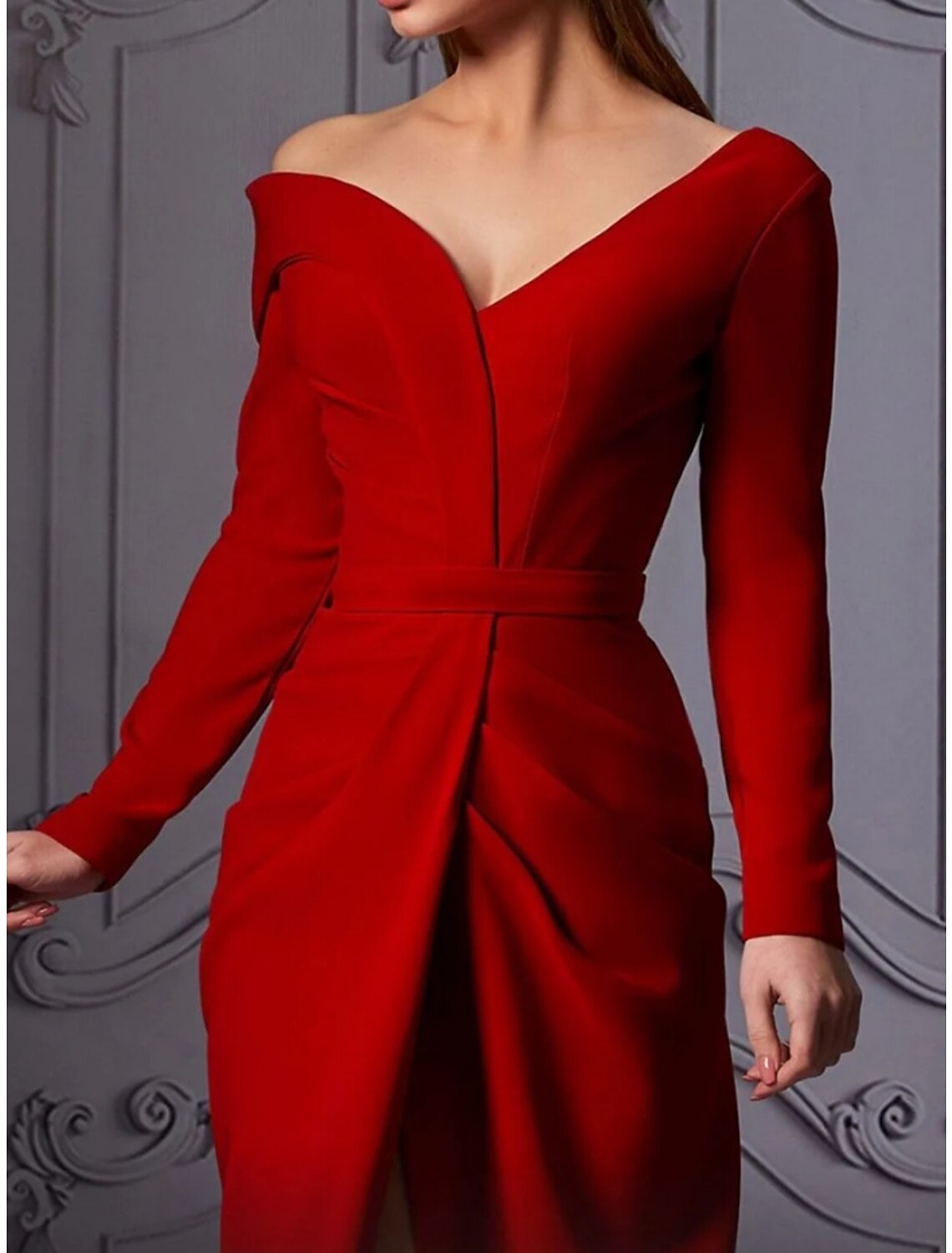 Vestido de noche elegante con corte en forma de columna, para invitada de boda, con cola larga, hombros descubiertos y abertura fruncida.