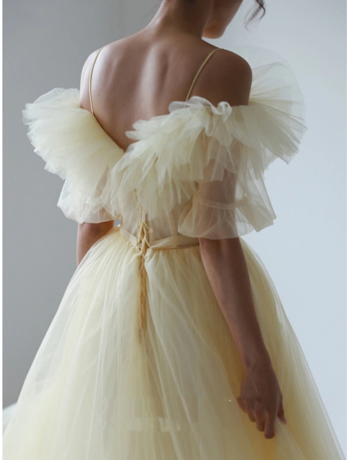 Abito da sera a trapezio, elegante, formale, con strascico a ruota, manica corta, scollo a V, in chiffon con pieghe e volant