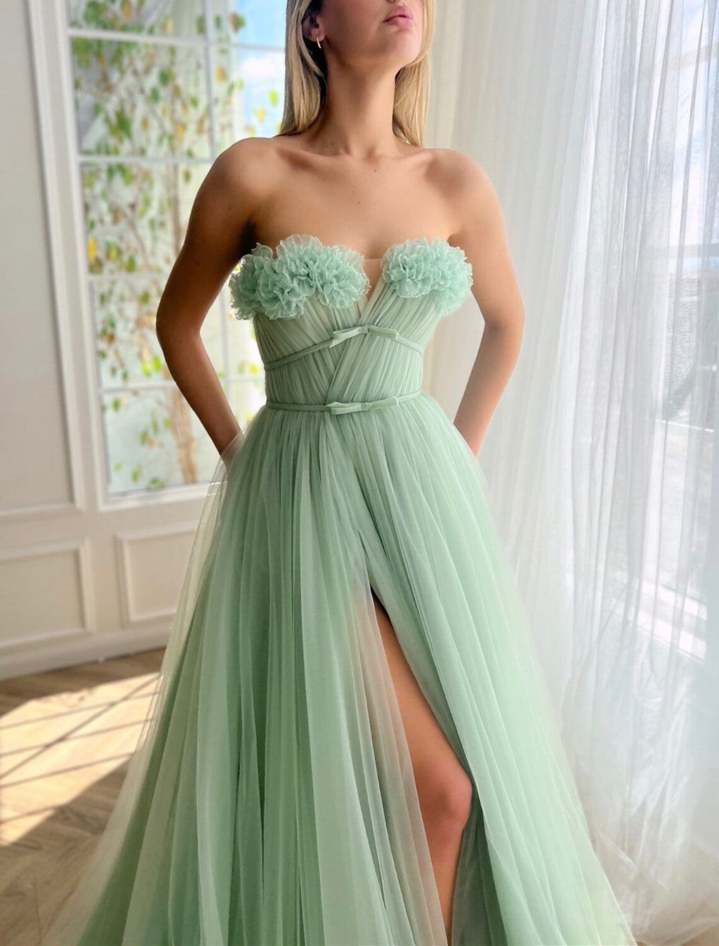 Vestido de noche de corte A, floral, para invitados de boda, formal, con cola, sin mangas, sin tirantes, de tul con lazo(s), abertura