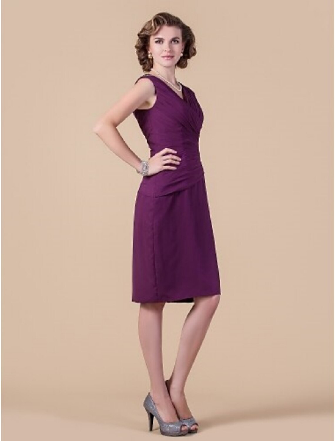 Vestido de madre de la novia con corte tubo/columna, elegante, escote en V, largo hasta la rodilla, de gasa, sin mangas, con cuentas cruzadas y drapeado lateral.