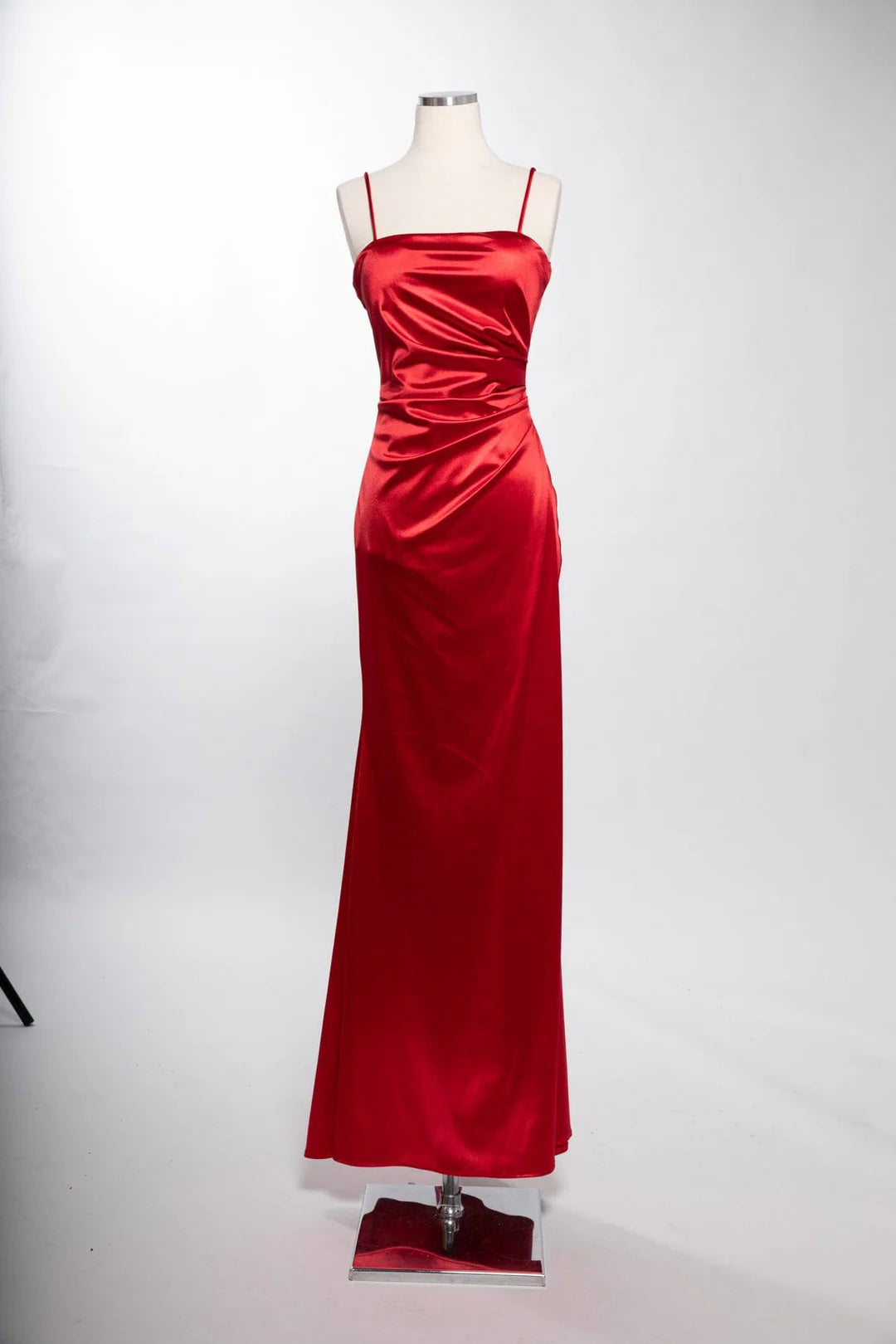 Vestido de satén con cuello rectangular y falda ajustada con abertura