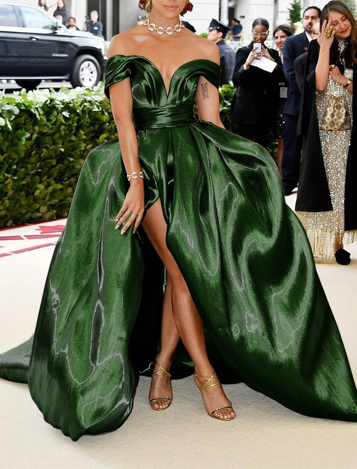 Abito da sera a trapezio, stile celebrità, abito da carnevale, Natale, rosso, verde, lunghezza pavimento, senza maniche, spalle scoperte, in raso con arricciature, 2025