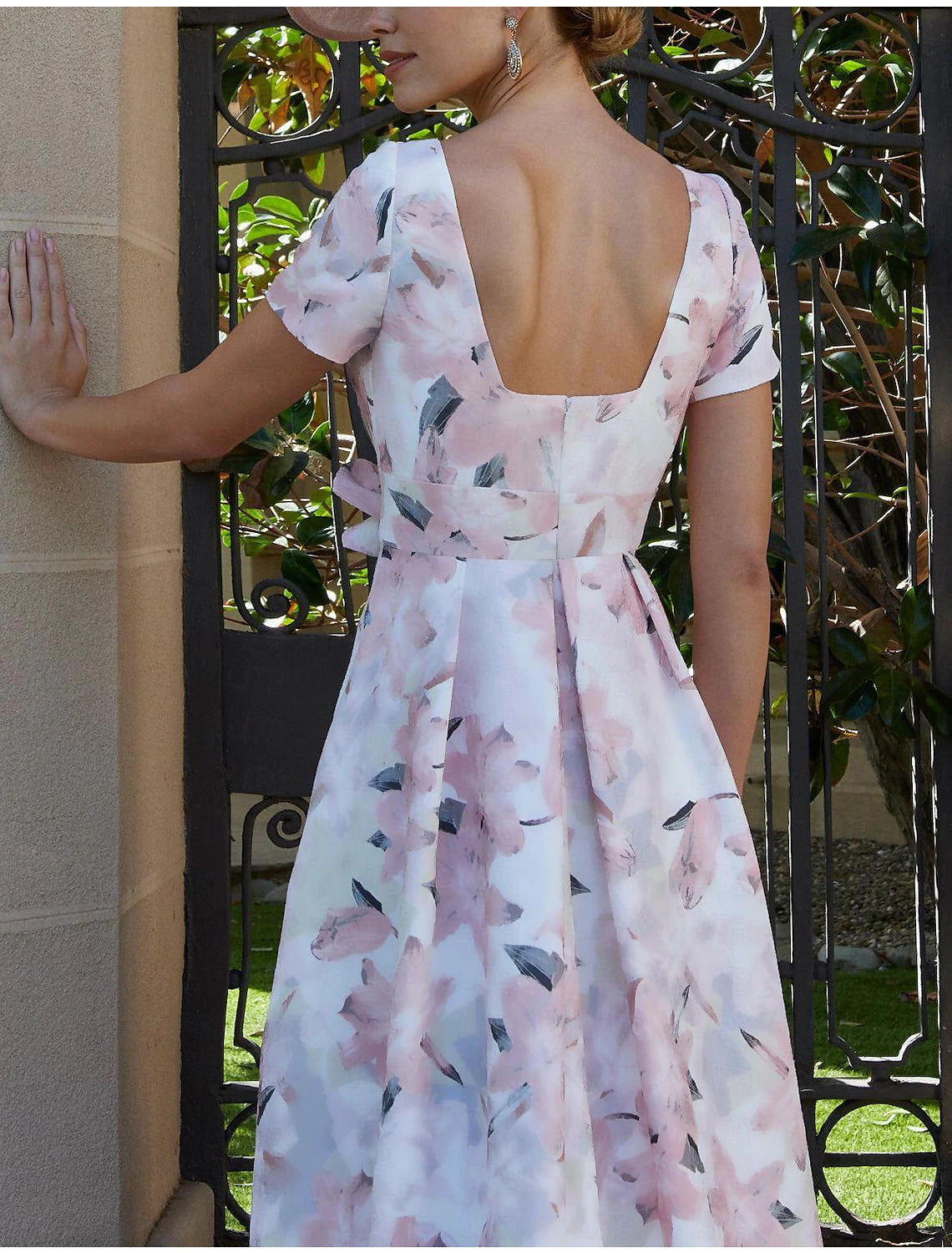 Abito da cerimonia per la madre della sposa a trapezio, in stile Kentucky Derby, elegante, con scollo a barca, asimmetrico, lunghezza alla caviglia, in chiffon, maniche corte, con pieghe e fiori.