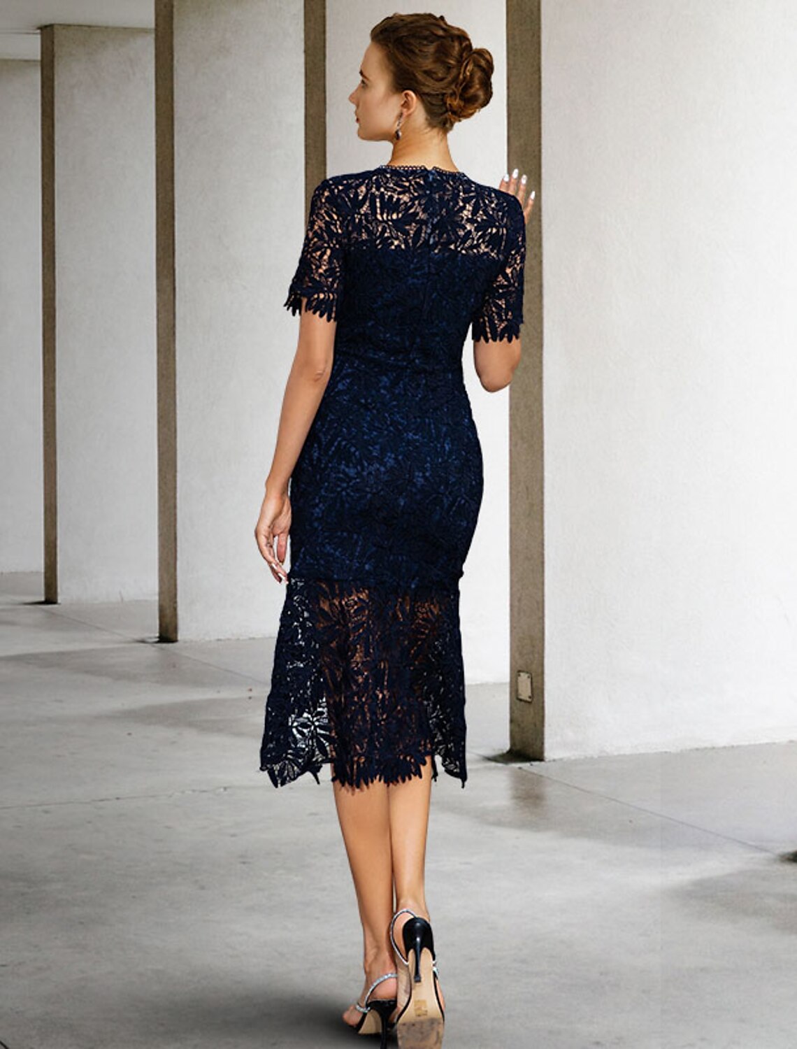 Abito da madre della sposa a tubino, semplice ed elegante, con scollo a V, lunghezza al ginocchio, in pizzo, maniche corte, con applicazioni, tinta unita