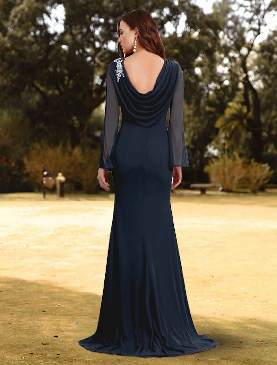 Vestido de noche estilo imperio con corte tubo/columna para invitada de boda, formal, de noche, con cola larga, cuello joya, de gasa con faja/cinta, color puro, con flores en los hombros.