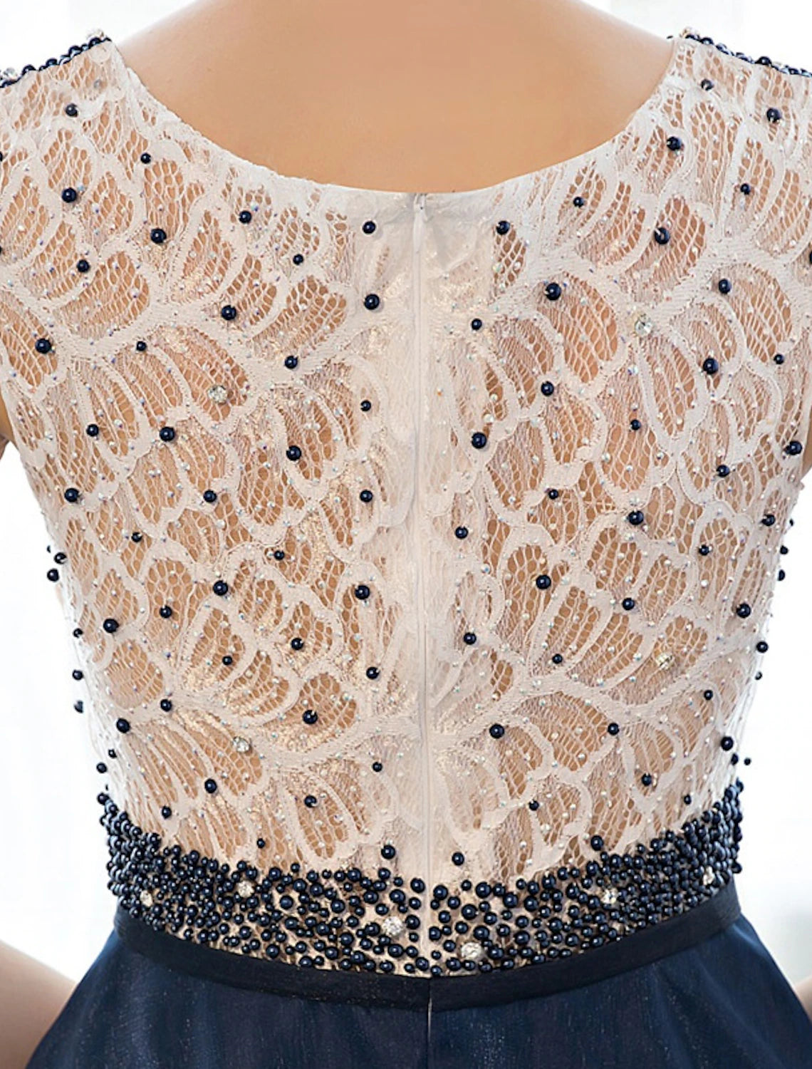 Vestido de noche formal elegante de corte A con espalda hermosa, con cuentas y lentejuelas, cuello ilusión, sin mangas, largo hasta el suelo, tul sobre encaje con cuentas