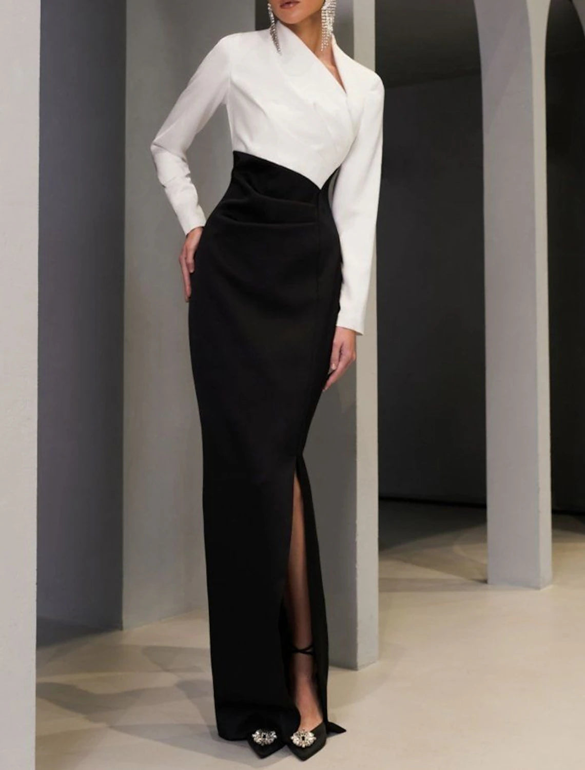 Vestido de noche elegante con corte en forma de columna, para invitados de boda, largo hasta el suelo, manga larga, escote en V, tela negra con abertura