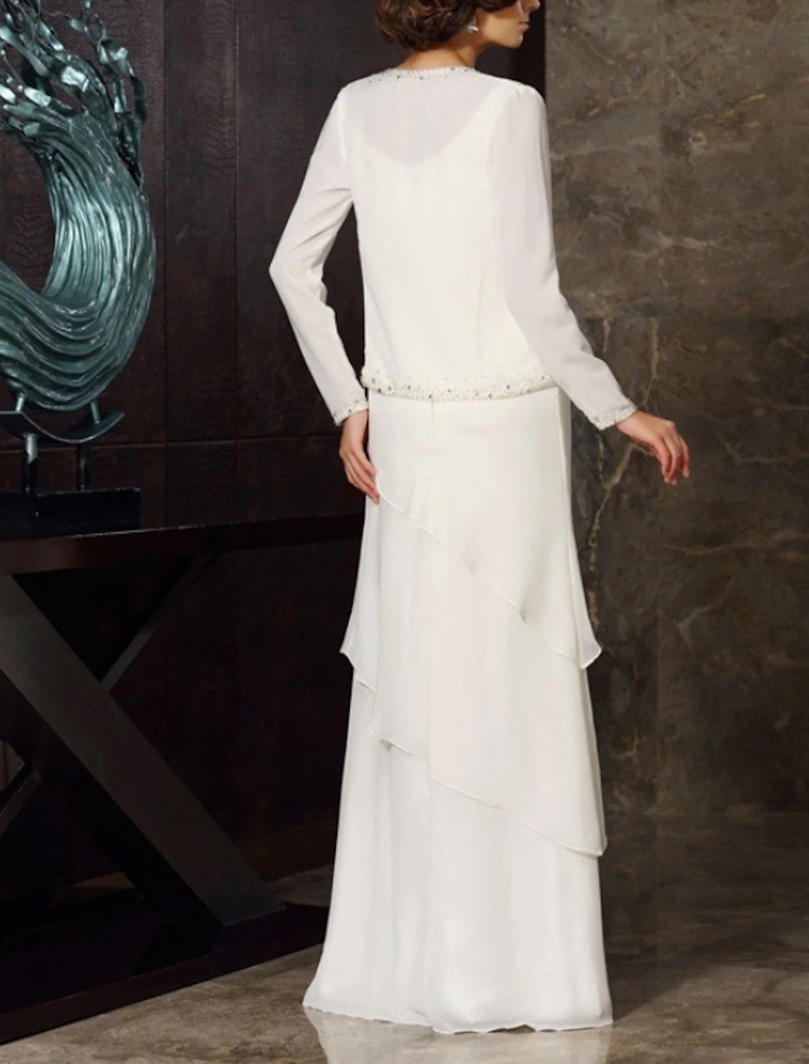 Abito da cerimonia per la madre della sposa in due pezzi, stile tubino/colonna, elegante, taglie forti, con scollo gioiello, lunghezza pavimento, in chiffon, maniche lunghe, giacca corta inclusa, con perline e volant a cascata