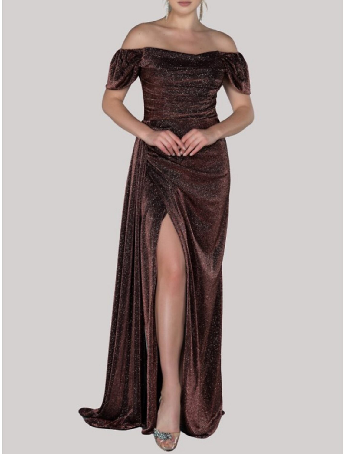 Abito da sera a trapezio, elegante, formale, con strascico a ruota, manica corta, spalle scoperte, tessuto in lurex con pieghe glitterate e arricciato