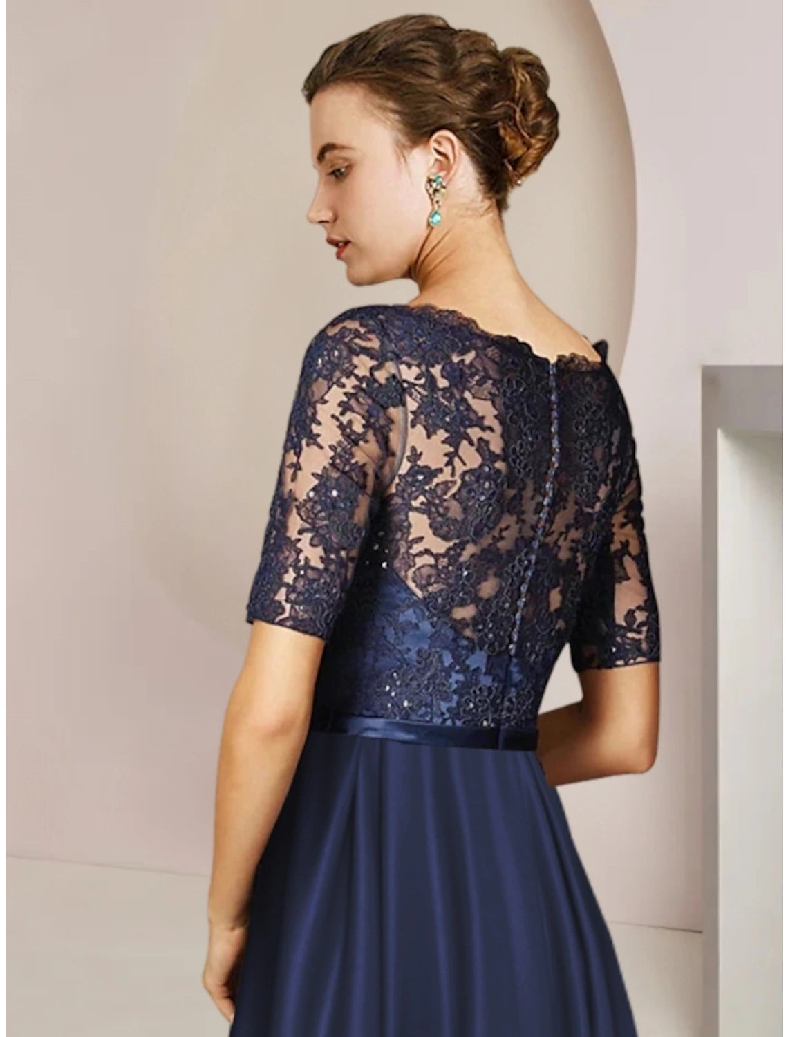 Abito da cerimonia per la madre della sposa, a tubino, con scollo a barchetta, lunghezza tè, in raso, pizzo, maniche corte, con fiocco/i, pieghe e applicazioni