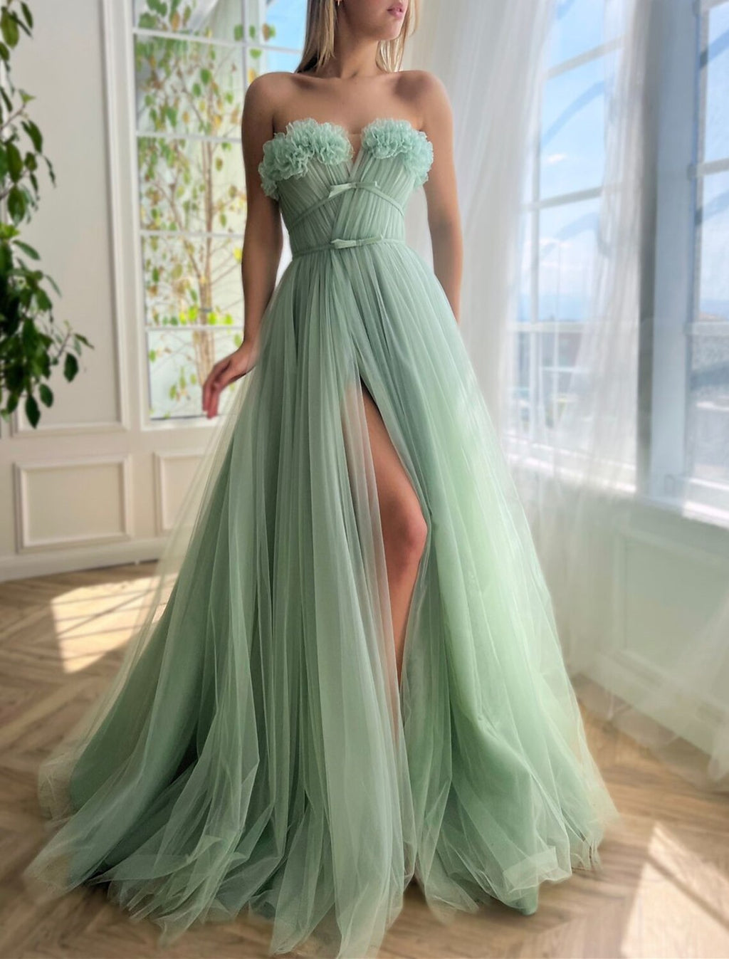 Vestido de noche de corte A, floral, para invitados de boda, formal, con cola, sin mangas, sin tirantes, de tul con lazo(s), abertura