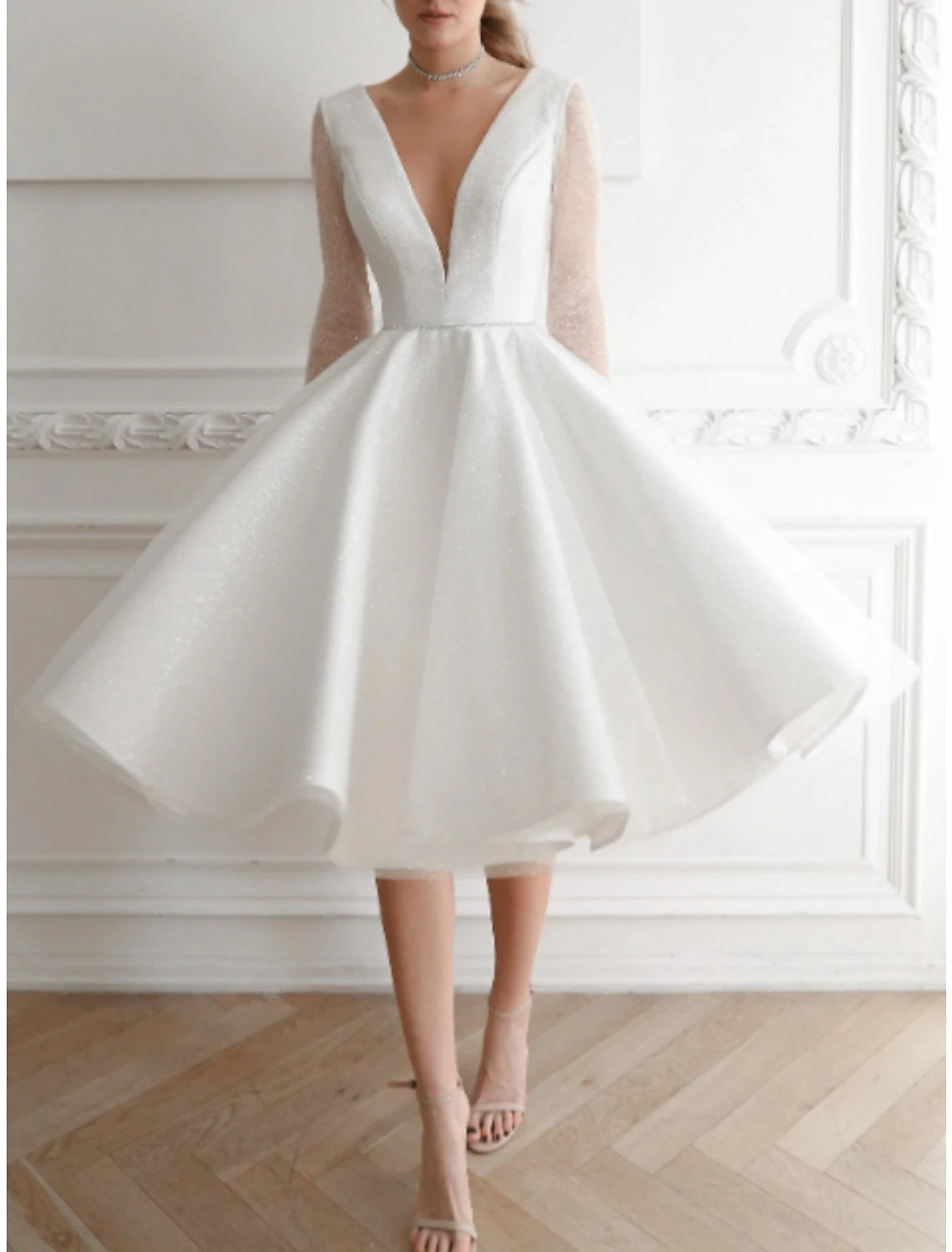 Vestidos de novia blancos cortos, corte A, escote en V, manga larga, largo hasta la rodilla, con lentejuelas y pliegues, color liso.