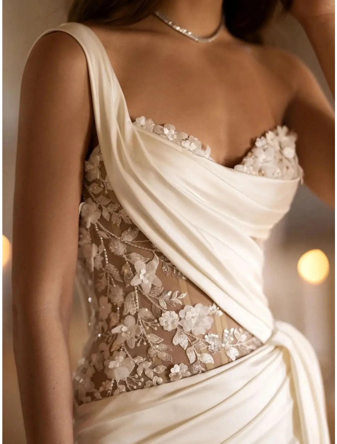 Vestidos de novia de satén con escote en A, un hombro, sin mangas, cola de corte y pliegues, con apliques