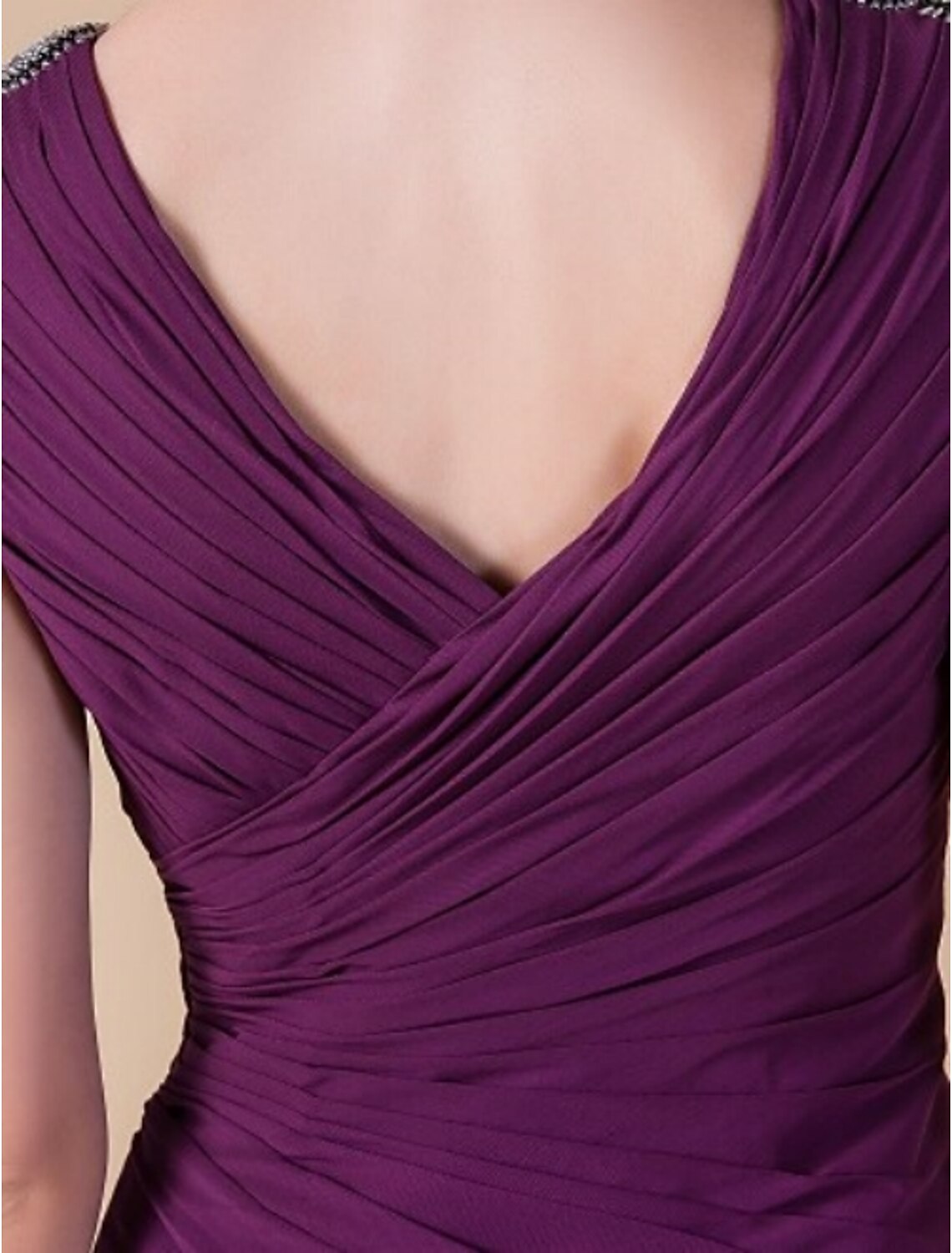 Vestido de madre de la novia con corte tubo/columna, elegante, escote en V, largo hasta la rodilla, de gasa, sin mangas, con cuentas cruzadas y drapeado lateral.