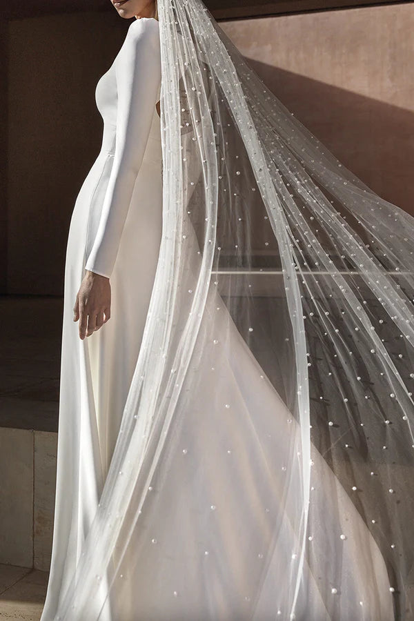 Abito da sposa minimalista a trapezio con scollo quadrato e maniche lunghe
