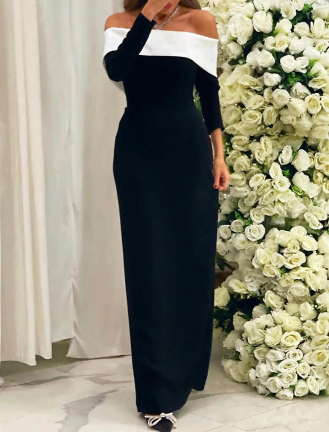 Abito tubino nero taglie forti, abito da sera color block, abito formale da ospite di nozze, lunghezza al pavimento, maniche lunghe, spalle scoperte, tessuto con spacco