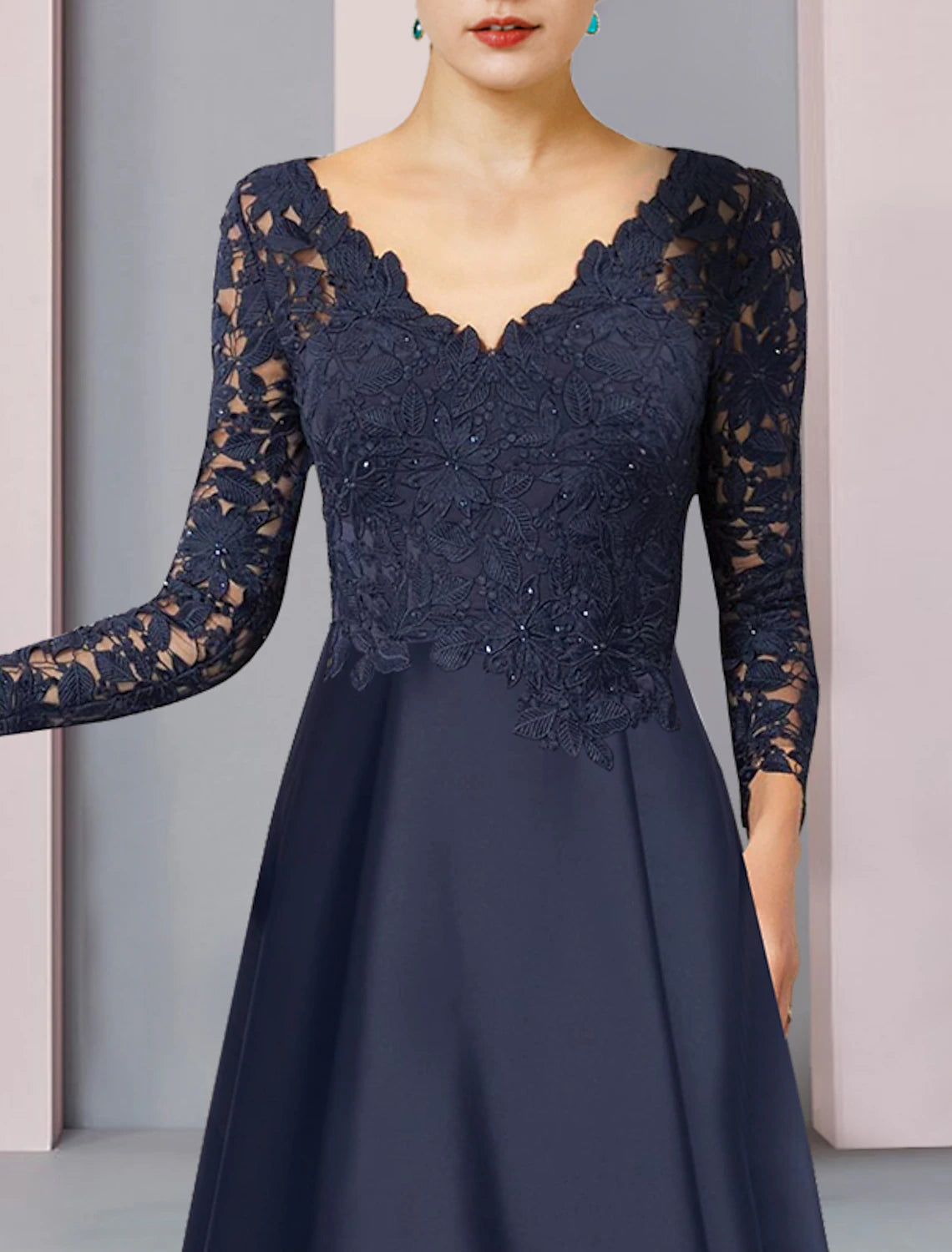 Abito da cerimonia per la madre della sposa, a trapezio, elegante, con scollo a V asimmetrico, lunghezza tè, in raso, pizzo, maniche lunghe con applicazioni a pieghe