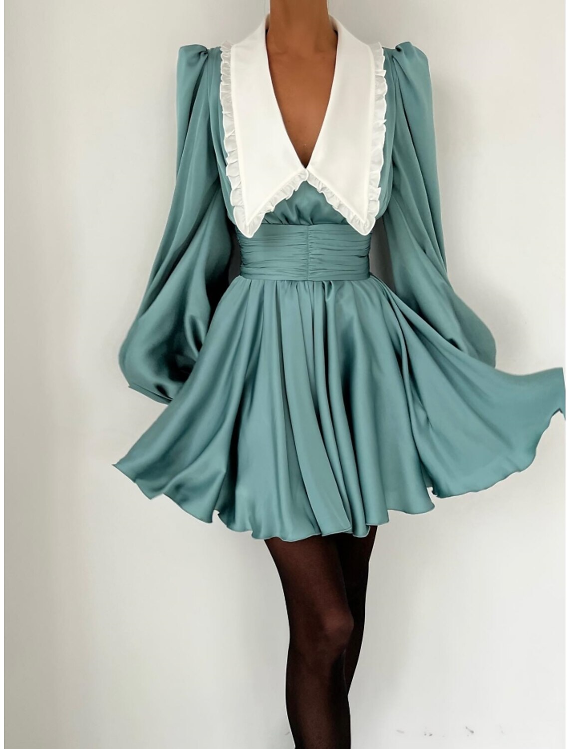 Vestidos de fiesta de corte A, vestido vintage, vestido corto/mini, vestido negro, manga larga, escote en V, satén con pliegues y volantes fruncidos.