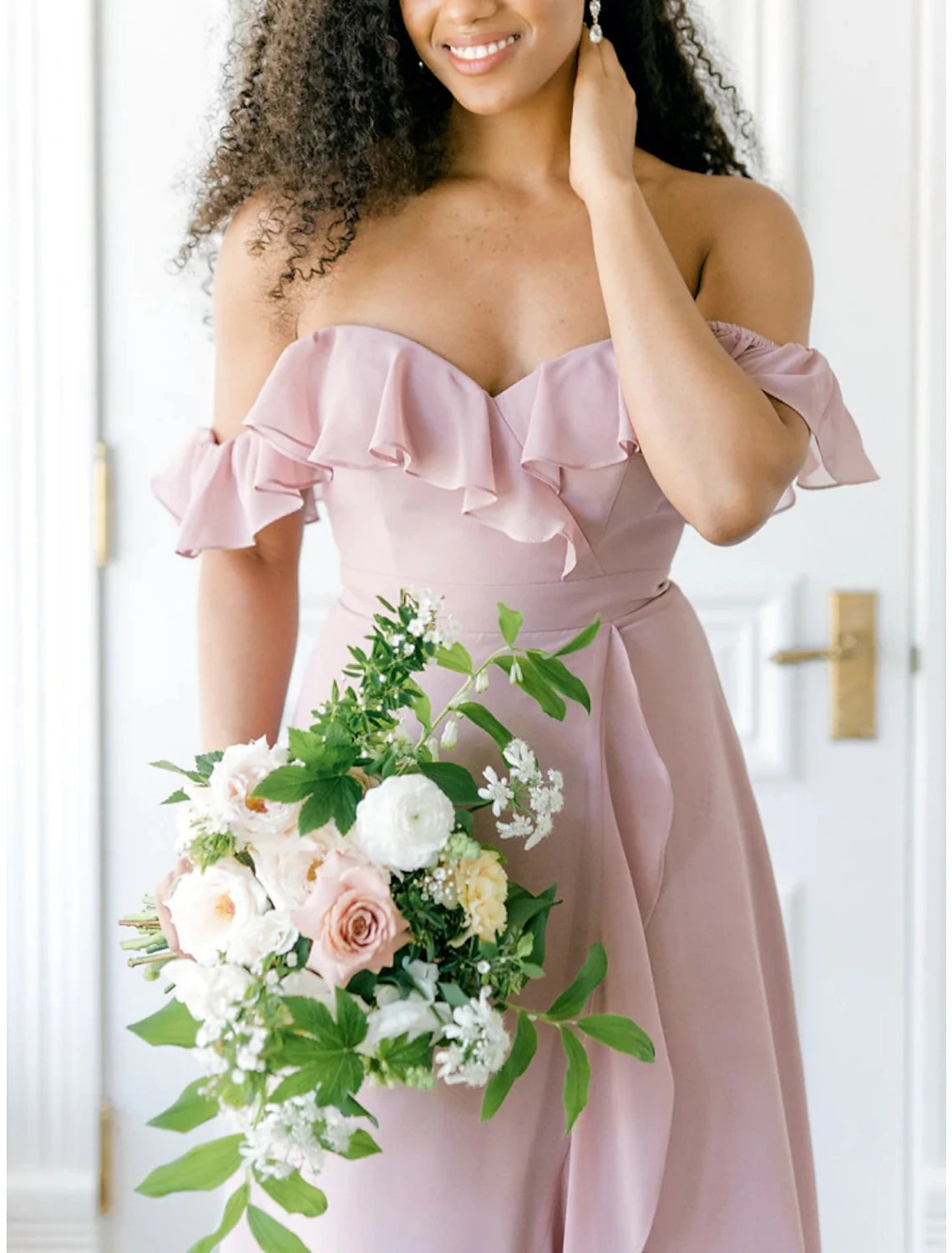 Vestido de dama de honor de corte A, hombros descubiertos, manga corta, elegante, asimétrico, de gasa con volantes, abertura frontal y fruncido.