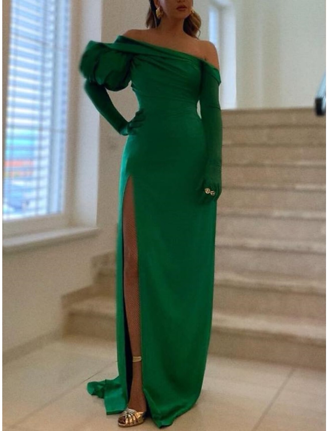 Abito da sera a trapezio, elegante, formale, con strascico a spazzola, rosso e verde, a maniche lunghe, in raso con spalle scoperte e spacco arricciato