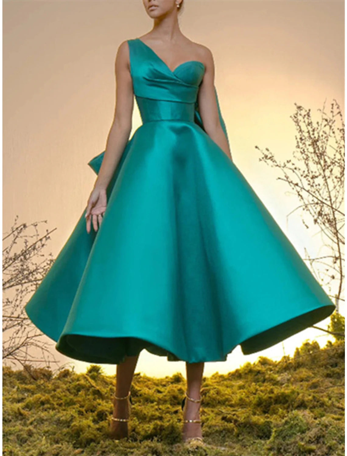 Vestido de fiesta, cóctel, negro, vintage, para invitados de boda, largo hasta la rodilla, sin mangas, un hombro, satén con lazo(s).