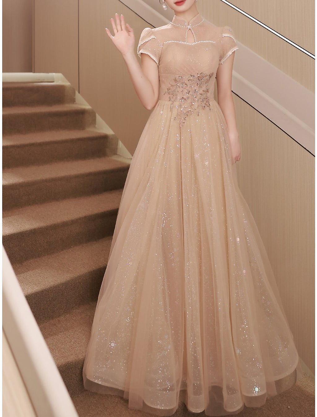 Vestido de noche corte A, brillante, de fiesta, de compromiso, largo hasta el suelo, manga corta, cuello alto, satén, con botones y perlas fruncidas.