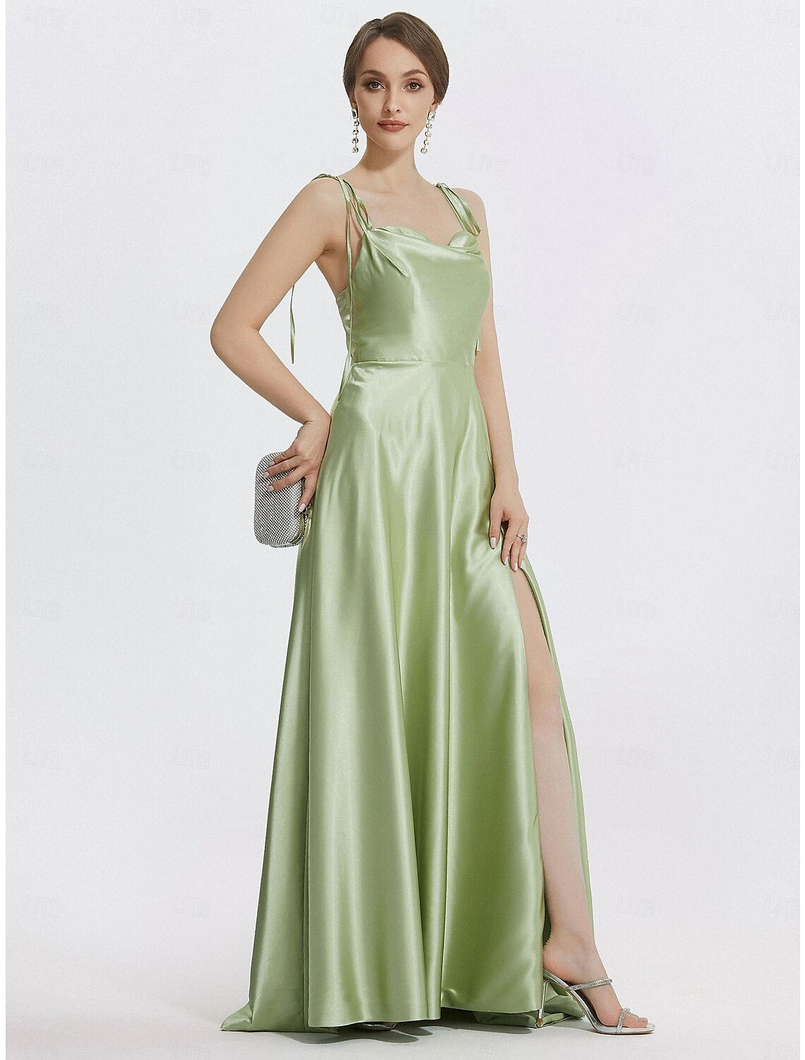 Abito da sera a trapezio, elegante, formale, da ballo, lungo fino al pavimento, senza maniche, con spalline sottili, in raso, con spacco arricciato e spalline.