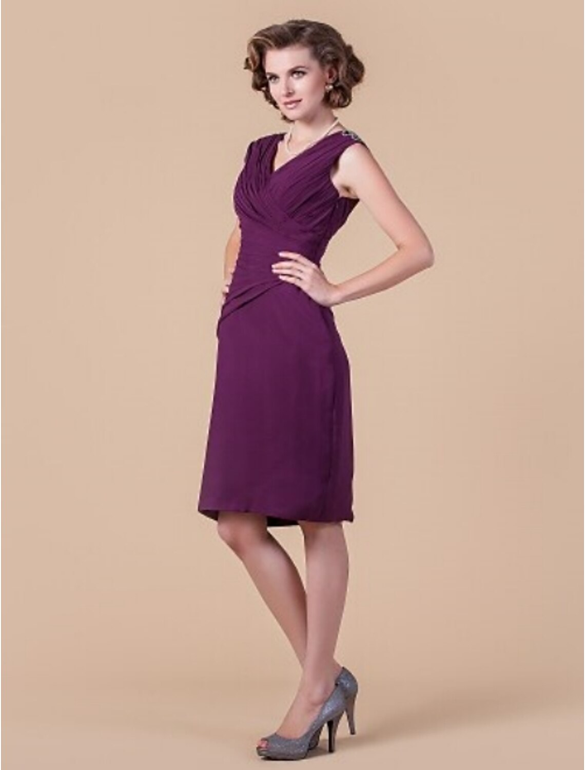 Vestido de madre de la novia con corte tubo/columna, elegante, escote en V, largo hasta la rodilla, de gasa, sin mangas, con cuentas cruzadas y drapeado lateral.