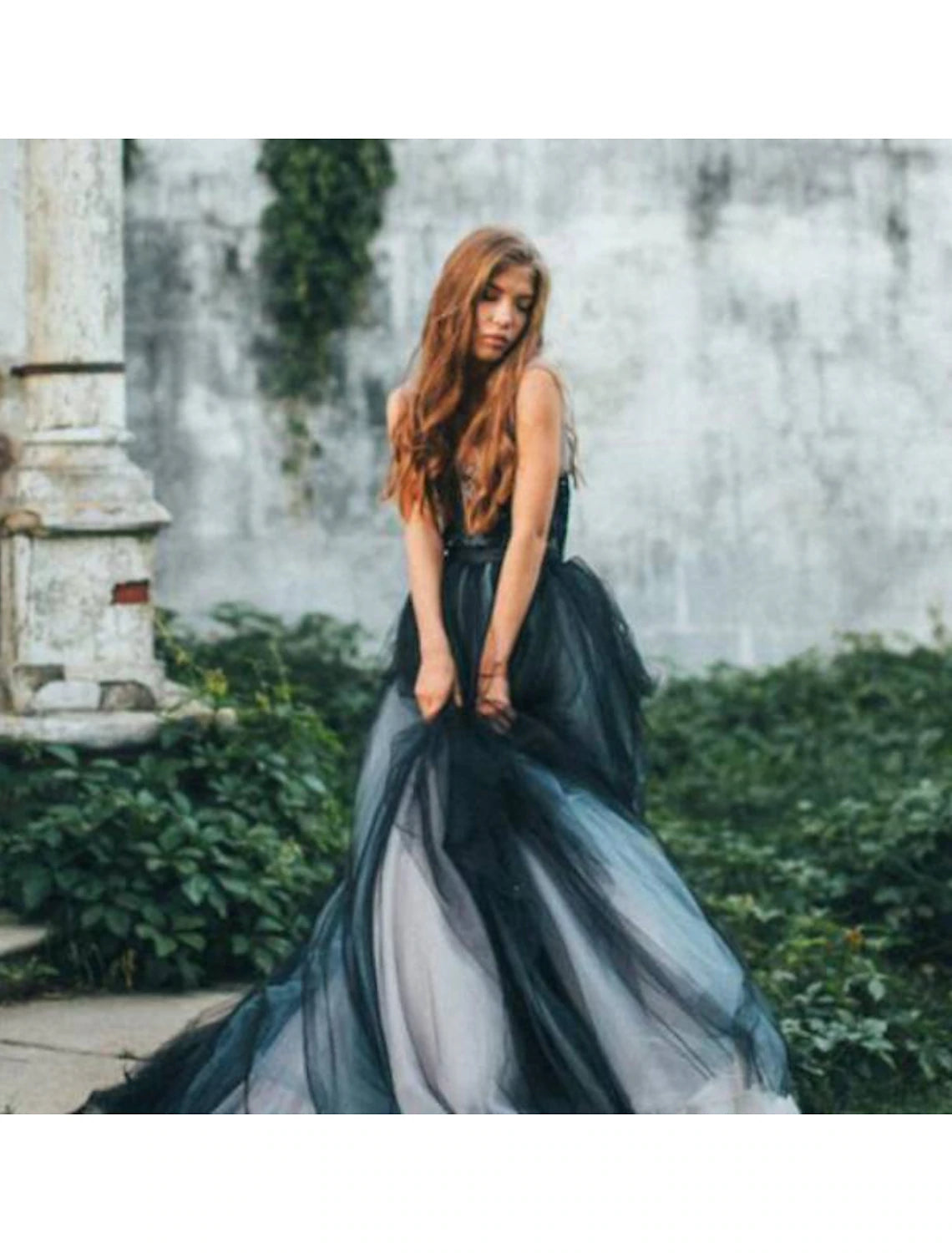 Vestido de novia negro estilo gótico de quinceañera, con bloques de color, cola larga, sin mangas, escote en V, tul, espalda en V y apliques plisados.