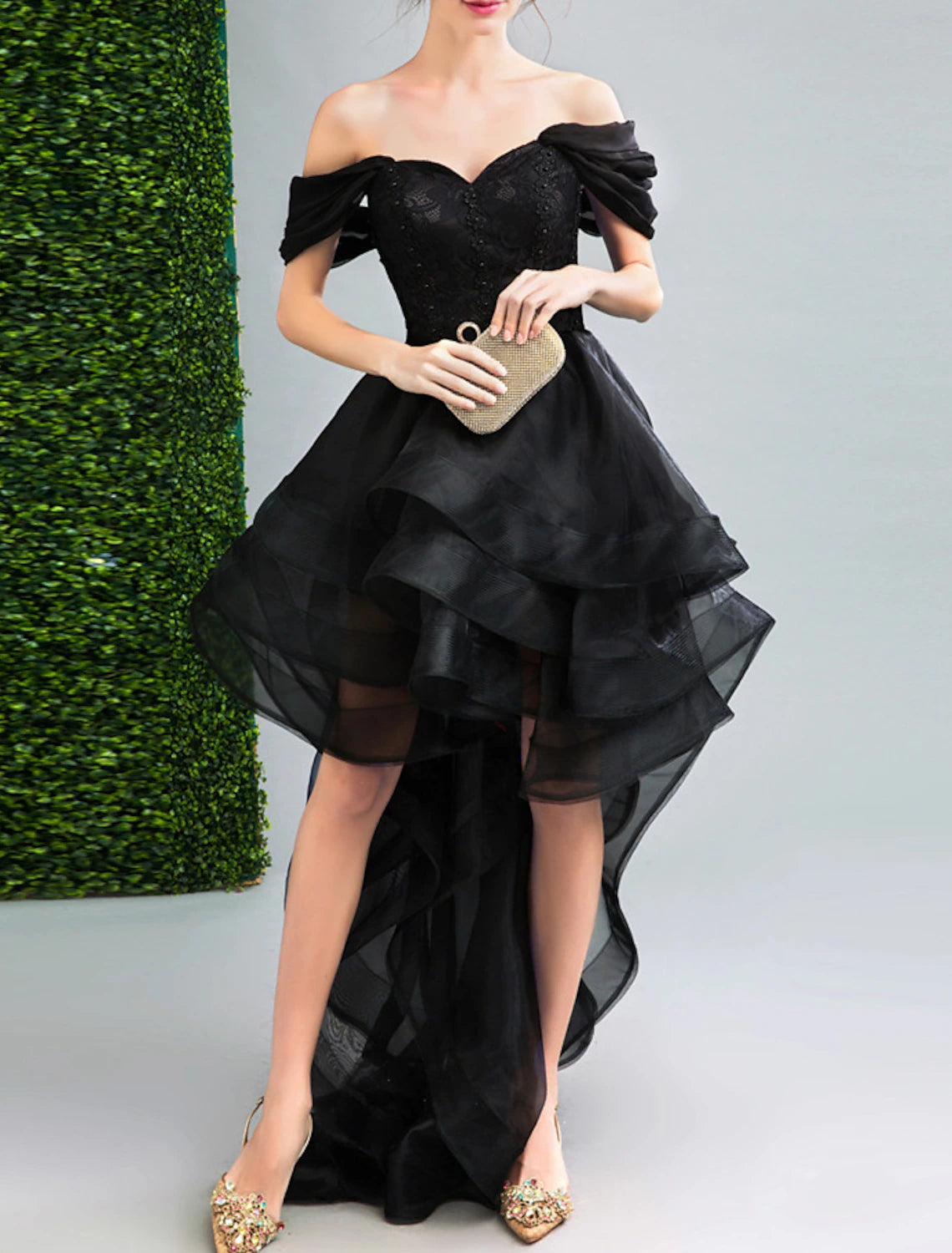 Abiti da ballo a trapezio, abiti da festa in stile gotico nero, abiti da sposa, asimmetrici, senza maniche, spalle scoperte, in organza, schiena scoperta, con applicazioni di volant 2025