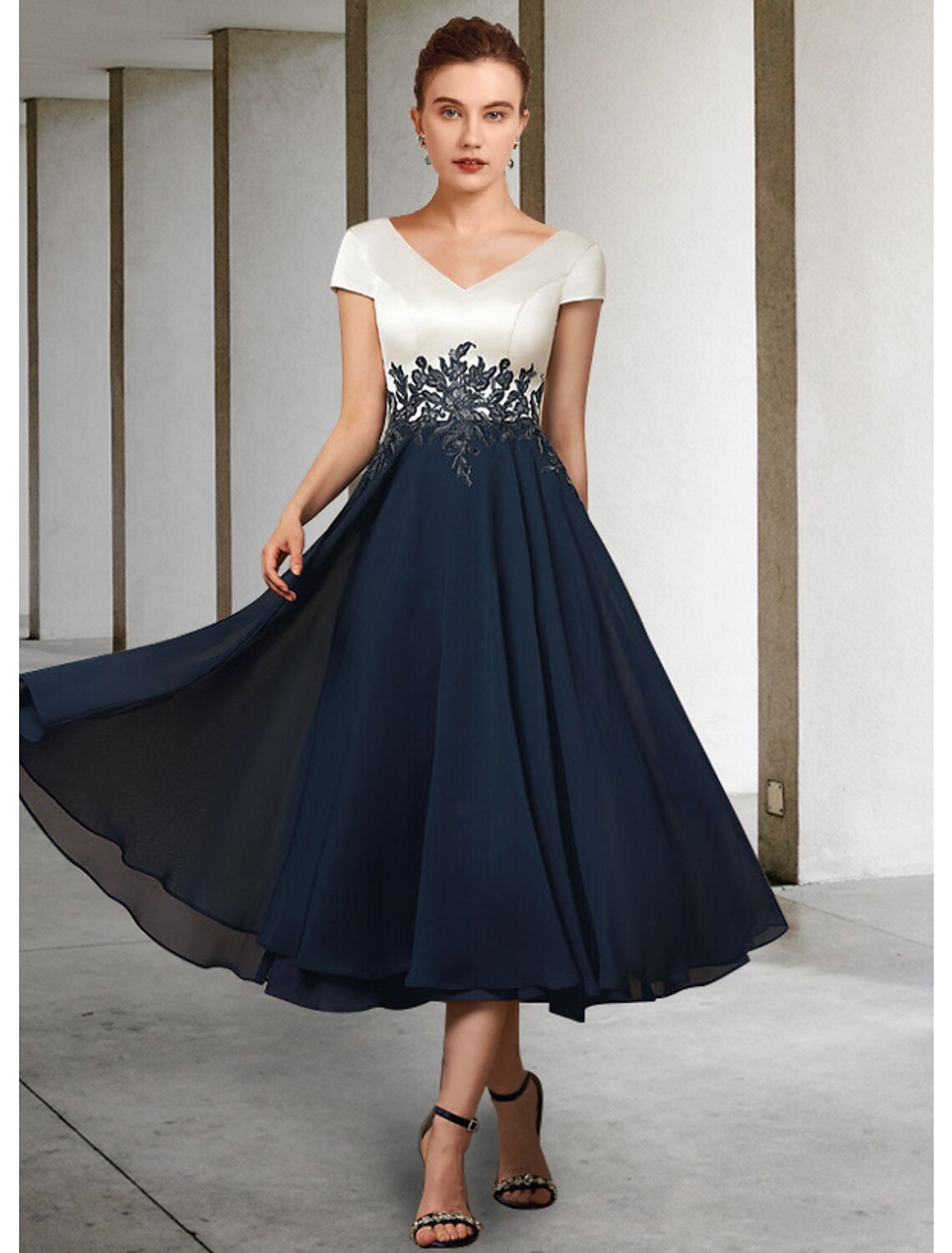 Abito da cerimonia per la madre della sposa a trapezio, elegante, con scollo a V, lunghezza tè, in chiffon, raso, pizzo, maniche corte, con applicazioni a pieghe