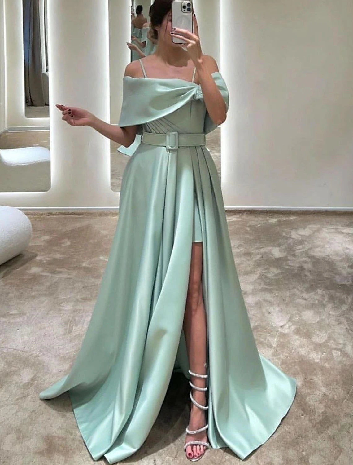 Vestido de noche elegante de corte A, formal, largo hasta el suelo, sin mangas, hombros descubiertos, satén con cristales, abertura con tirantes