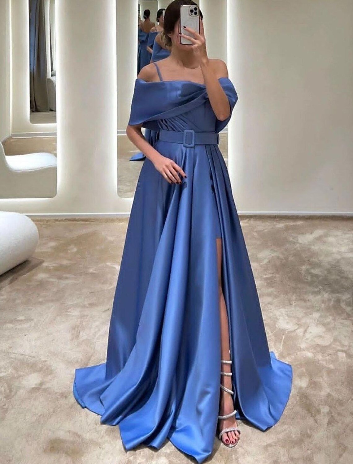 Vestido de noche elegante de corte A, formal, largo hasta el suelo, sin mangas, hombros descubiertos, satén con cristales, abertura con tirantes