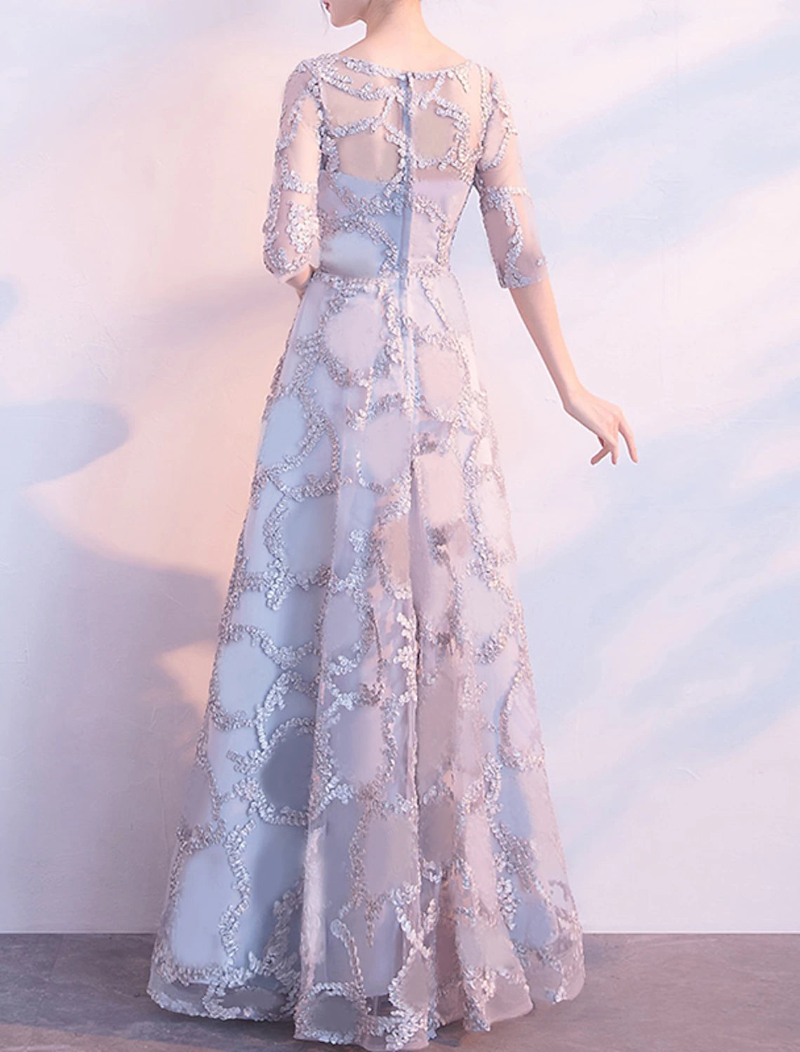 Abito da sera formale elegante e minimalista a trapezio, con scollo gioiello, mezza manica, lunghezza pavimento, in tulle con applicazioni a pieghe