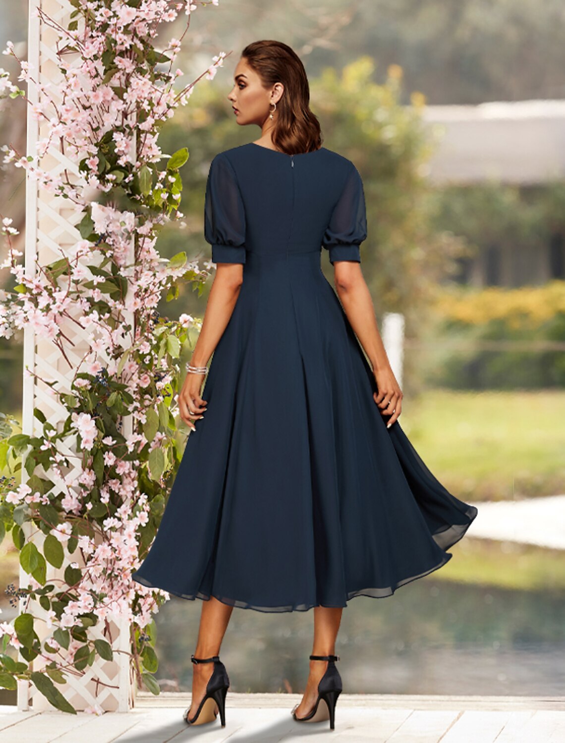 Abito da cerimonia per la madre della sposa, a trapezio, elegante, in chiffon, con scollo gioiello, lunghezza tè, manica corta, con pieghe, tinta unita, autunnale