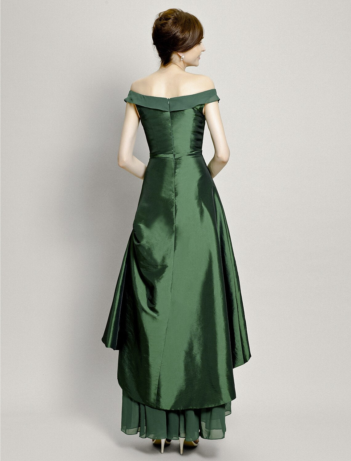 Abito da madre della sposa a trapezio, elegante, asimmetrico, in chiffon e taffetà, con spalle scoperte, maniche corte, gonna rialzata, fiocco/i e perline