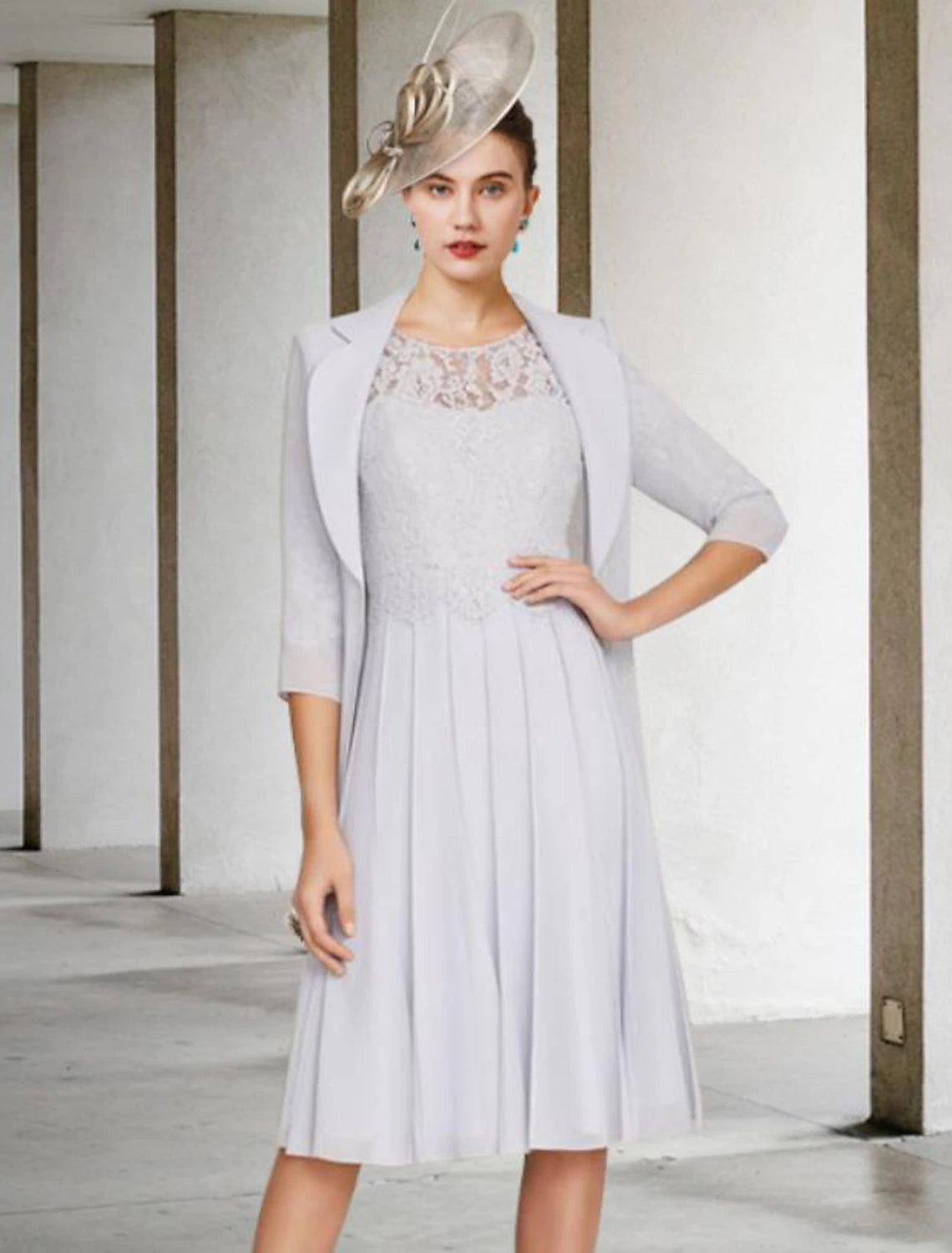 Vestido de dos piezas de corte A para madre de la novia, elegante, estilo iglesia, escote en V, largo hasta la rodilla, de satén, con encaje, media manga y chaqueta con pliegues.