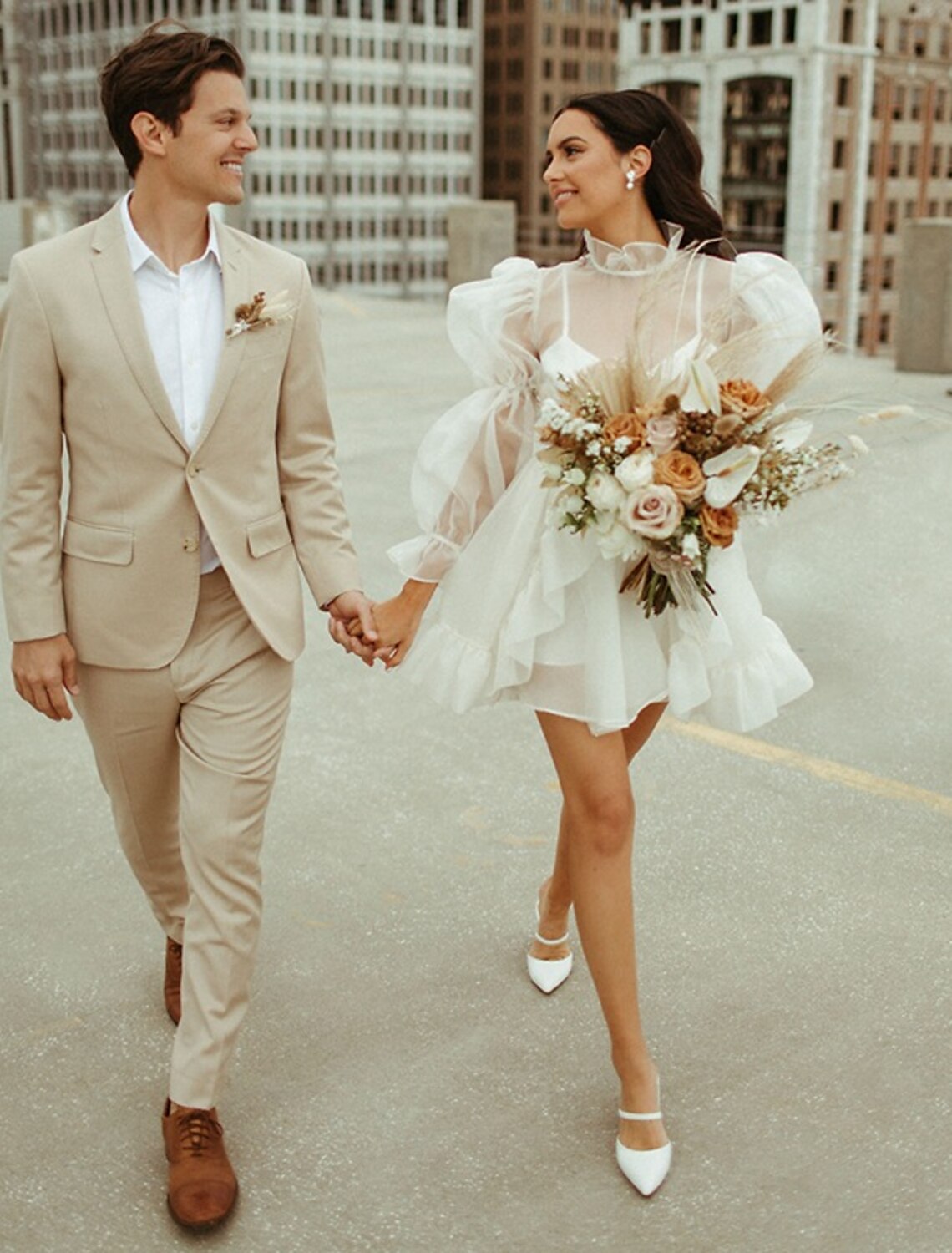 Abiti da sposa corti/mini in organza con gonna a ruota, abiti da sposa bianchi da ricevimento, abiti da sposa a trapezio con scollo a V e maniche lunghe.