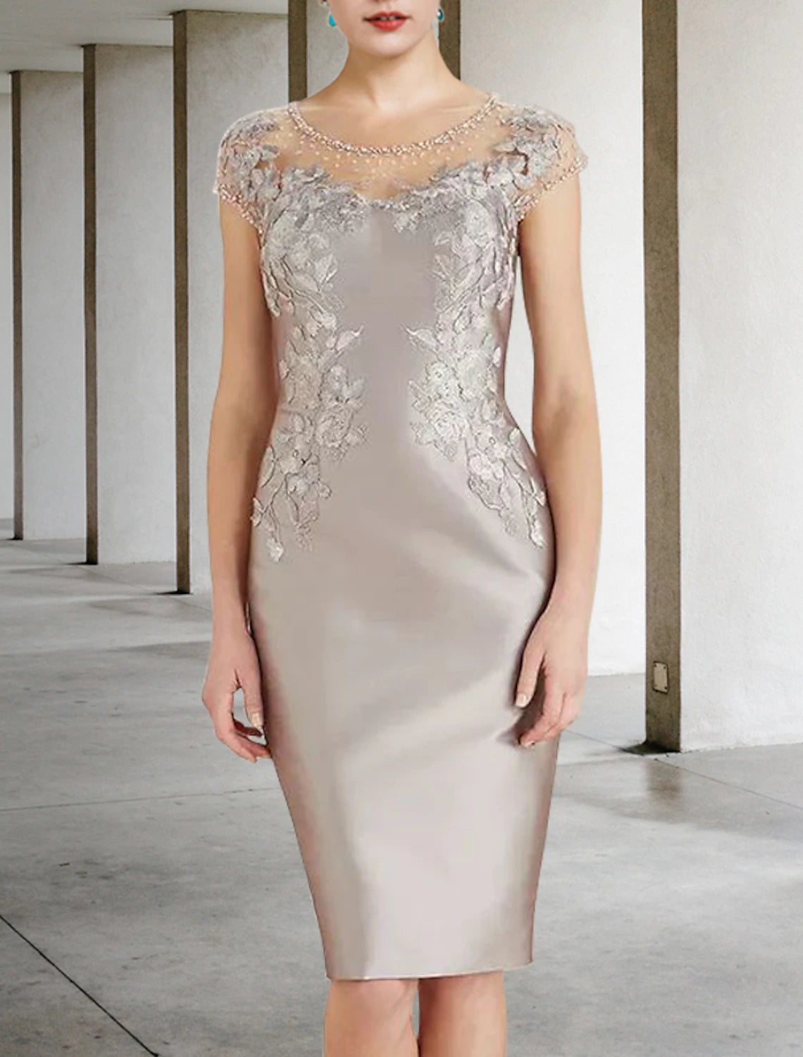 Abito da cerimonia per la madre della sposa, a tubino, elegante, lussuoso, con scollo gioiello, lunghezza al ginocchio, in pizzo, charmeuse, maniche corte, con applicazioni di perline, autunno