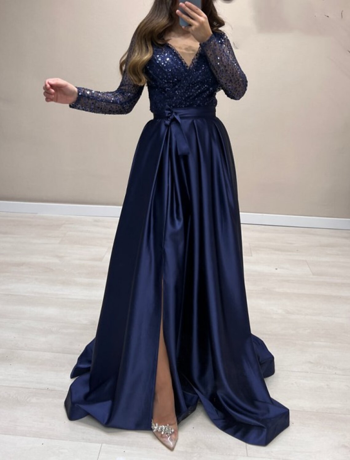 Vestido de noche elegante de corte A para invitada de boda, corte en A, cola de otoño, manga larga, escote en V, satén con perlas y tirantes.