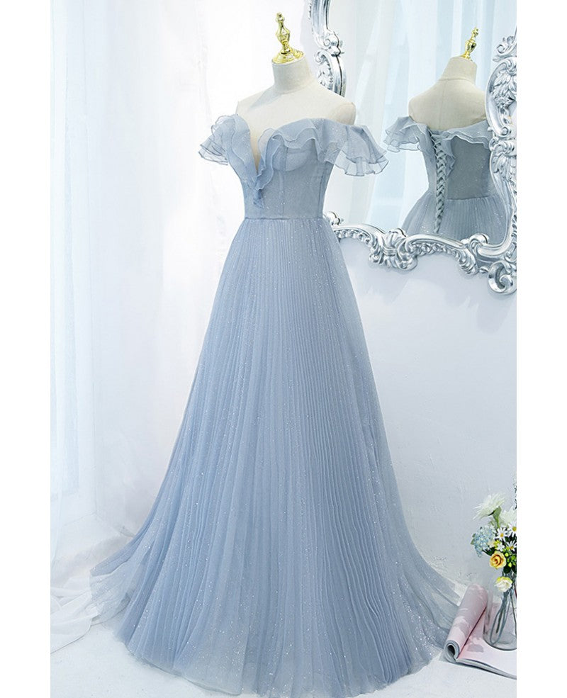 Vestido de noche azul cielo con escote princesa, manga corta, hombros descubiertos, plisado, brillante, corte en A, sin espalda, con lazo, borde con volantes y largo hasta el suelo.
