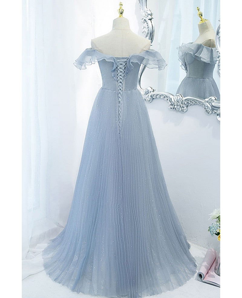 Vestido de noche azul cielo con escote princesa, manga corta, hombros descubiertos, plisado, brillante, corte en A, sin espalda, con lazo, borde con volantes y largo hasta el suelo.