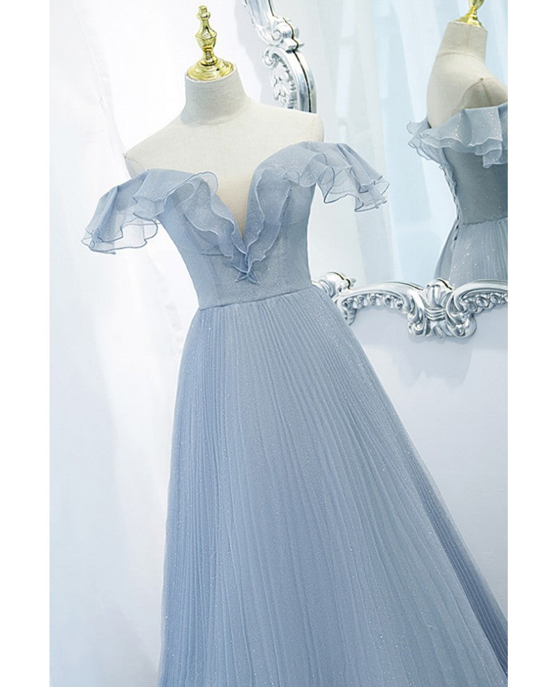 Vestido de noche azul cielo con escote princesa, manga corta, hombros descubiertos, plisado, brillante, corte en A, sin espalda, con lazo, borde con volantes y largo hasta el suelo.