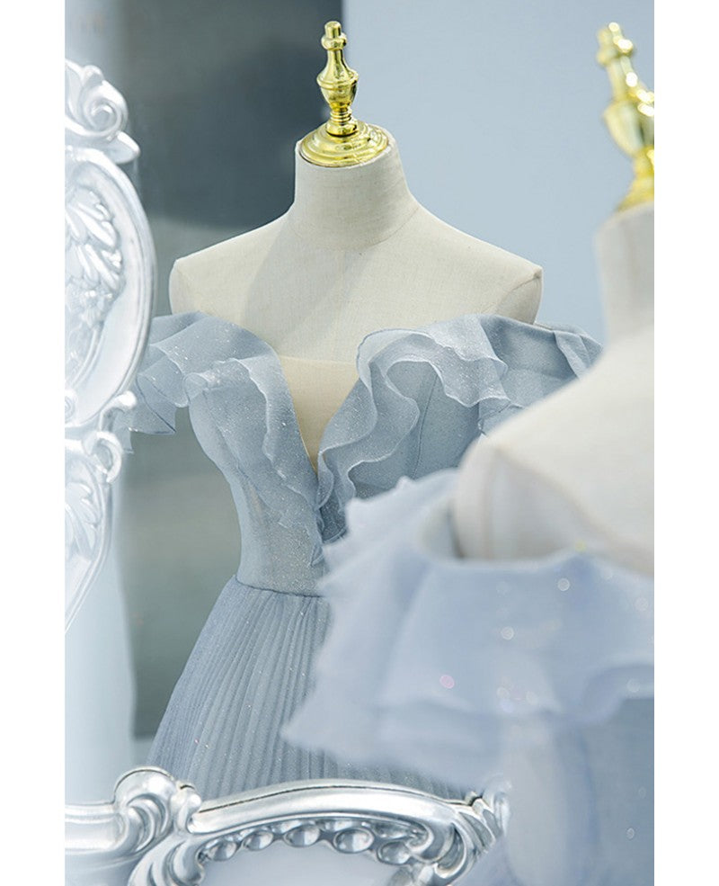 Vestido de noche azul cielo con escote princesa, manga corta, hombros descubiertos, plisado, brillante, corte en A, sin espalda, con lazo, borde con volantes y largo hasta el suelo.