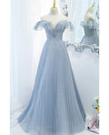 Vestido de noche azul cielo con escote princesa, manga corta, hombros descubiertos, plisado, brillante, corte en A, sin espalda, con lazo, borde con volantes y largo hasta el suelo.