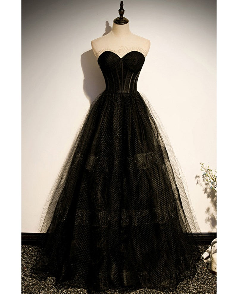 Elegante vestido de fiesta negro sin tirantes ni mangas con escote en A de princesa en color negro, sin espalda y largo hasta el suelo.
