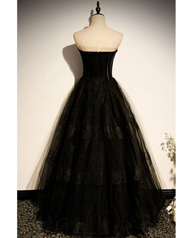 Elegante vestido de fiesta negro sin tirantes ni mangas con escote en A de princesa en color negro, sin espalda y largo hasta el suelo.