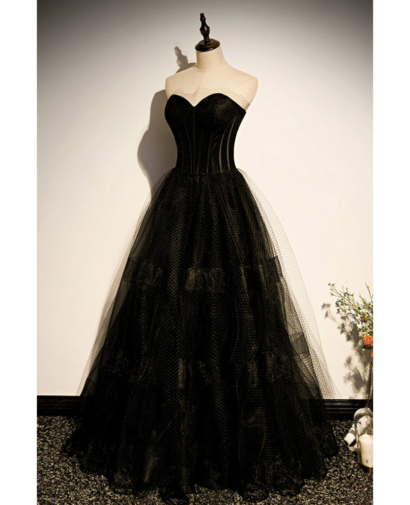 Elegante vestido de fiesta negro sin tirantes ni mangas con escote en A de princesa en color negro, sin espalda y largo hasta el suelo.
