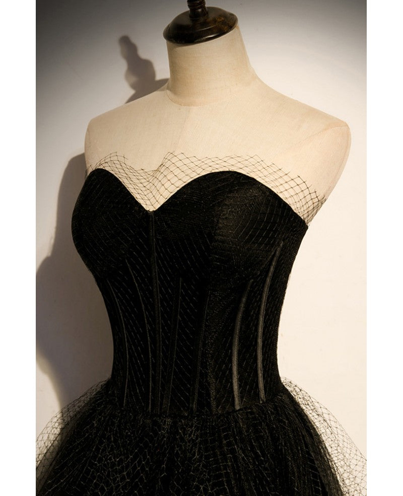 Elegante vestido de fiesta negro sin tirantes ni mangas con escote en A de princesa en color negro, sin espalda y largo hasta el suelo.