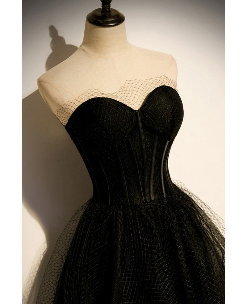 Elegante vestido de fiesta negro sin tirantes ni mangas con escote en A de princesa en color negro, sin espalda y largo hasta el suelo.